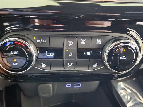 Used 2025 Chevrolet Trax RS w/ Driver Confidence Package FWD image 31