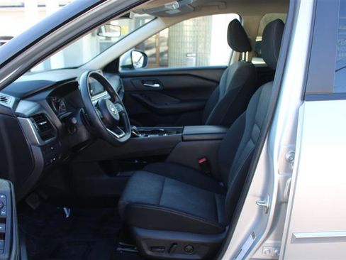 Used 2024 Nissan Rogue SV image 9