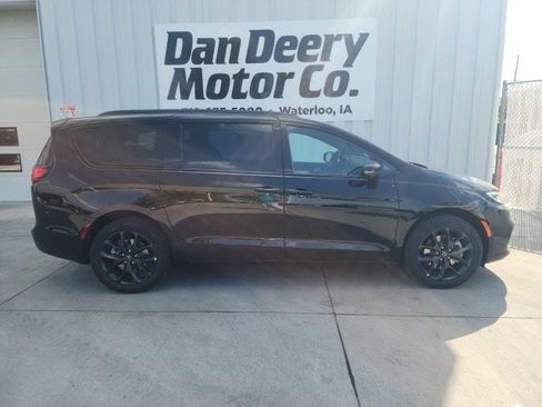 New 2026 Chrysler Pacifica Limited w/ S Appearance Package image 13