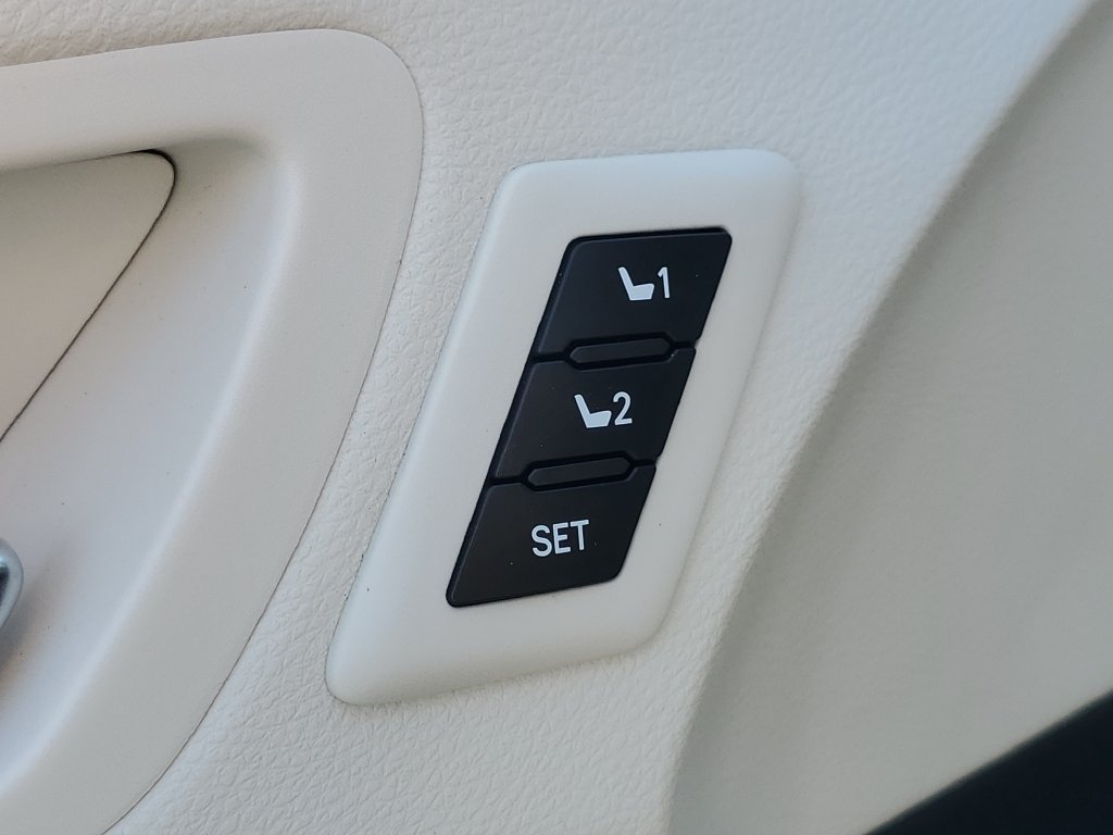 Used 2022 Toyota Sienna Platinum AWD/4WD image 25