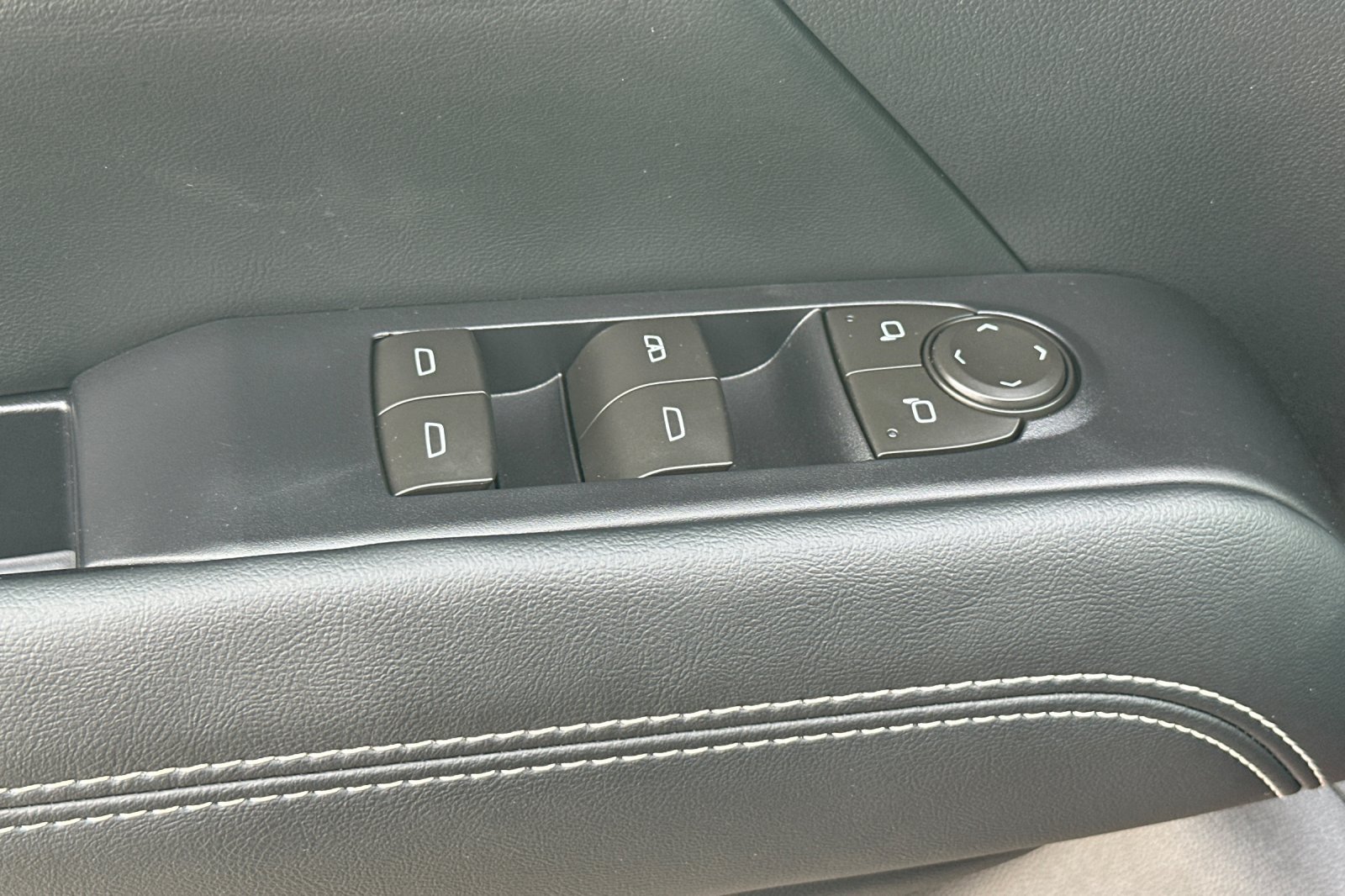 Used 2026 GMC Terrain Elevation w/ Technology Package II FWD image 12