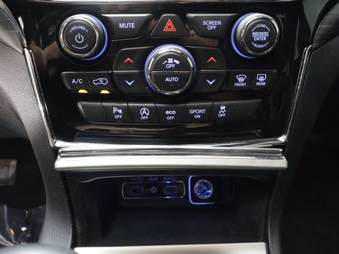 Used 2019 Jeep Grand Cherokee Altitude AWD/4WD image 12