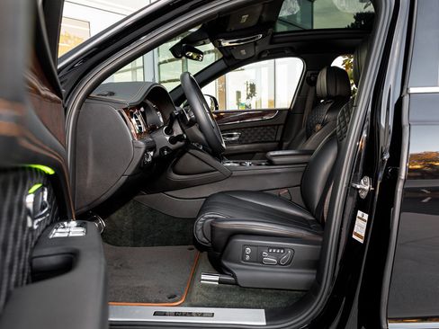 Used 2022 Bentley Bentayga image 15