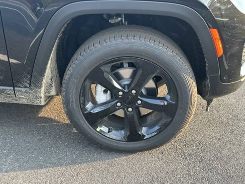 New 2025 Jeep Grand Cherokee Limited w/ Luxury Tech Group II image 12