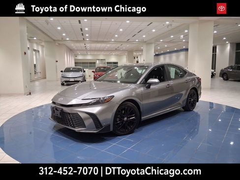 Used 2025 Toyota Camry SE w/ Convenience Package image 3