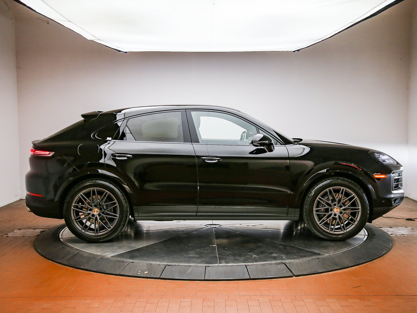 Certified 2024 Porsche Cayenne Coupe AWD/4WD image 8