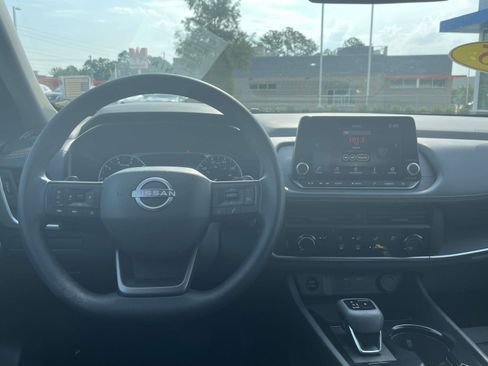 Used 2025 Nissan Rogue S AWD/4WD image 11
