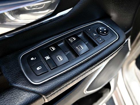 Used 2019 RAM 1500 Laramie AWD/4WD image 19