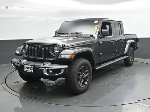 Used 2025 Jeep Gladiator Sport AWD/4WD image 6