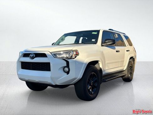 Certified 2019 Toyota 4Runner SR5 AWD/4WD image 2