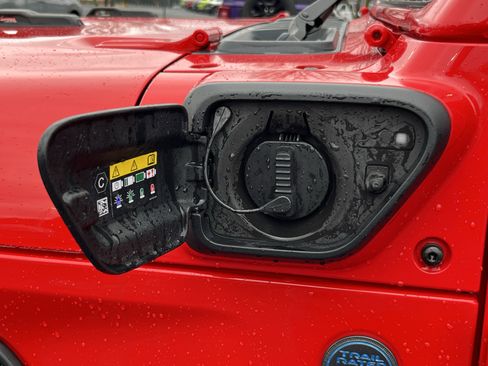 Used 2023 Jeep Wrangler Unlimited w/ Sun & Screen Package image 12