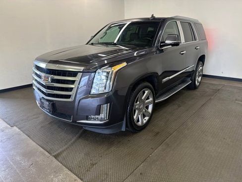 Used 2016 Cadillac Escalade Luxury image 3