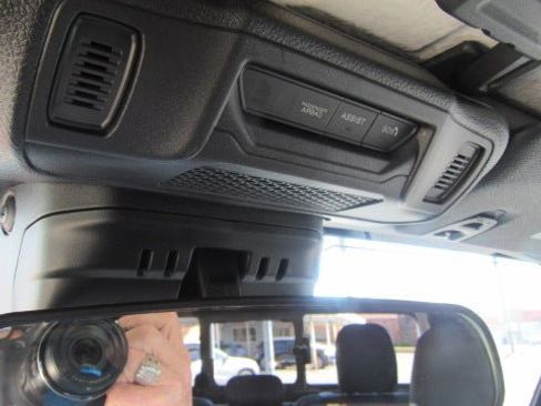 Used 2025 Jeep Gladiator Sport image 31