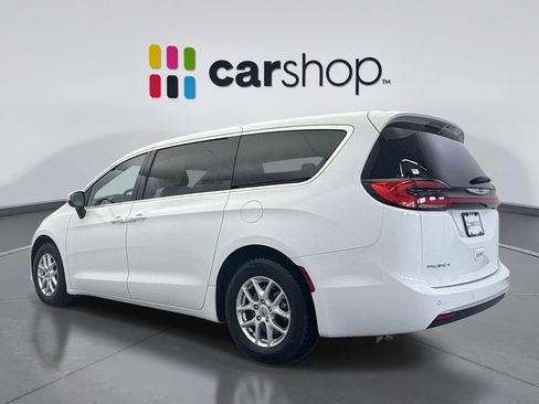 Used 2023 Chrysler Pacifica Touring-L FWD image 3