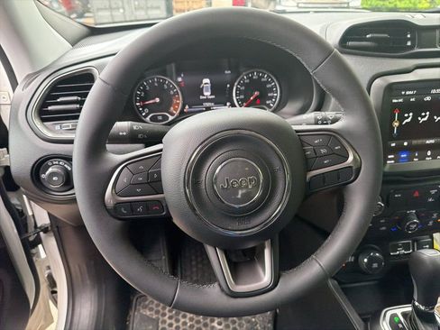 Used 2022 Jeep Renegade Latitude AWD/4WD image 19
