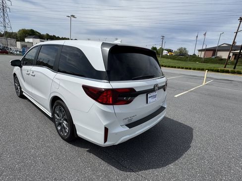 New 2026 Honda Odyssey Touring image 8