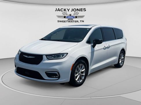 Used 2026 Chrysler Pacifica Limited FWD image 1