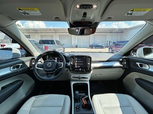 Used 2021 Volvo XC40 T5 Momentum w/ Premium Package AWD/4WD image 10