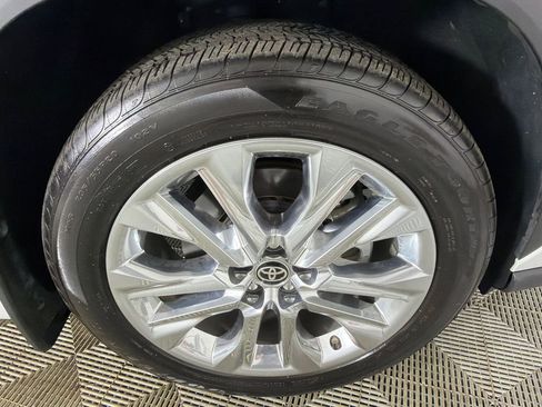 Used 2024 Toyota Highlander Limited FWD image 13