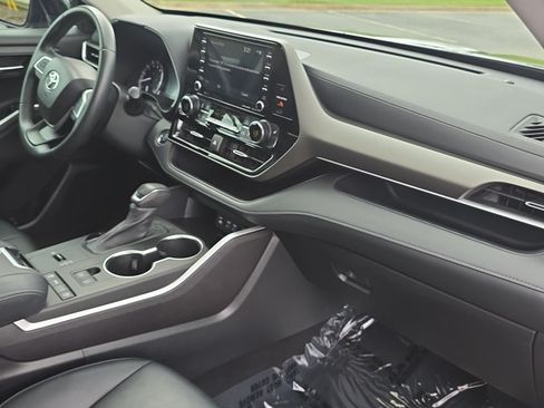 Used 2022 Toyota Highlander XLE FWD image 24