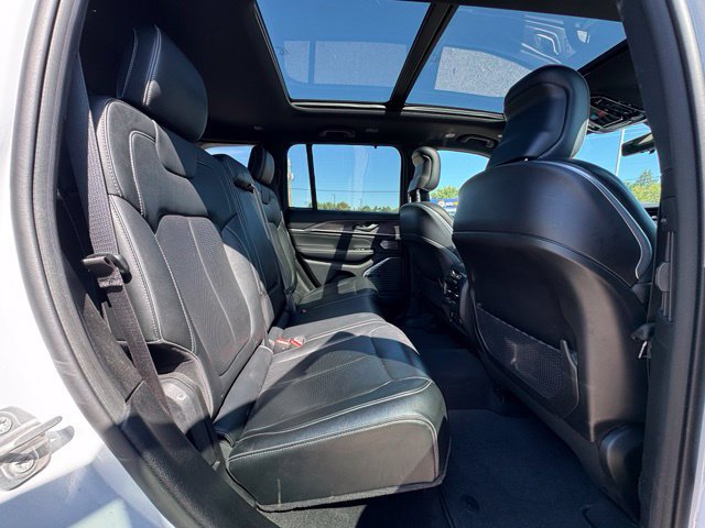 Used 2022 Jeep Grand Cherokee Overland w/ Luxury Tech Group IV AWD/4WD image 14