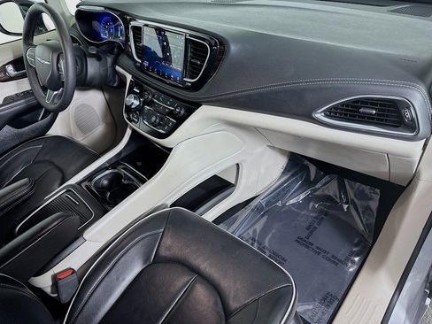 Used 2024 Chrysler Pacifica Limited image 28