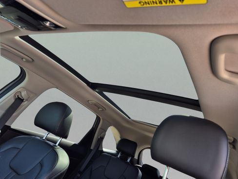 Used 2022 Kia Sorento EX w/ Panoramic Sunroof Package FWD image 22