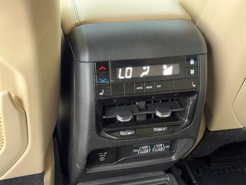 Used 2024 Jeep Grand Cherokee L Limited w/ Black Appearance Package image 40