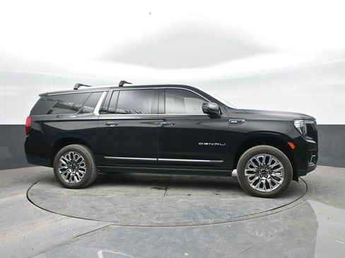 Used 2023 GMC Yukon XL Denali Ultimate AWD/4WD image 9