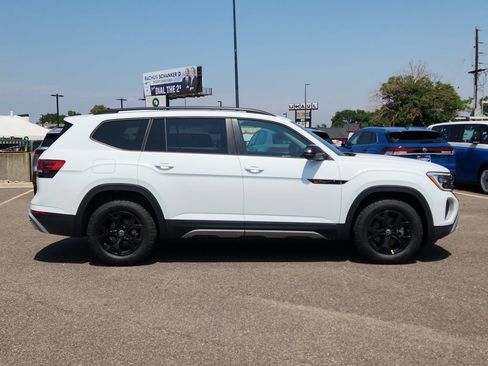 Used 2025 Volkswagen Atlas Peak Edition SE image 2