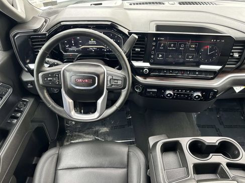 Used 2025 GMC Sierra 1500 SLT image 8