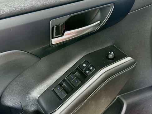 Used 2021 Toyota Highlander XLE AWD/4WD image 19