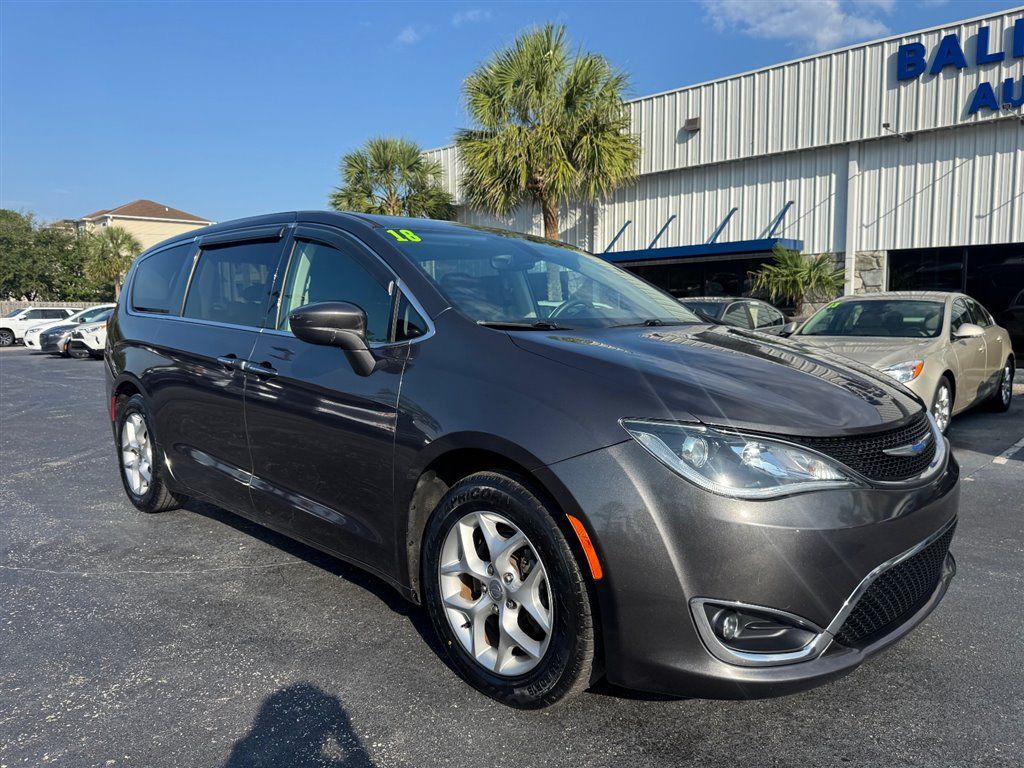 Used 2018 Chrysler Pacifica Touring Plus w/ Tire & Wheel Group FWD image 2
