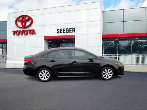 Used 2025 Toyota Corolla LE image 2