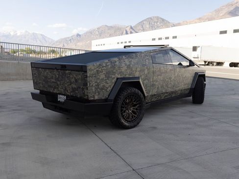 Used 2024 Tesla Cybertruck AWD Crew Cab image 8