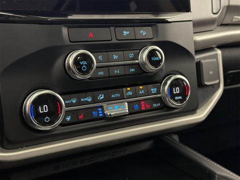 Used 2022 Ford Expedition XLT image 31