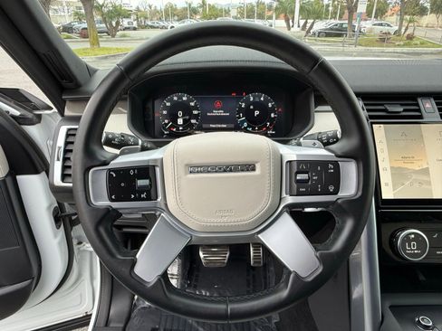 Used 2023 Land Rover Discovery Metropolitan Edition image 24