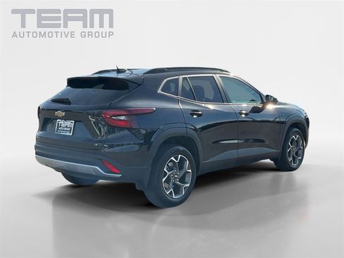 Used 2025 Chevrolet Trax LT w/ Driver Confidence Package image 7