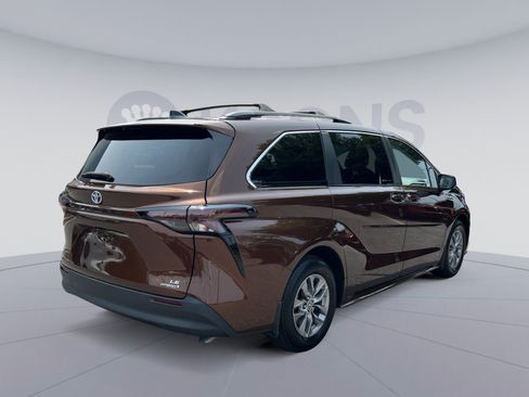 Used 2023 Toyota Sienna LE AWD/4WD image 7