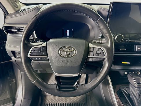 Used 2023 Toyota Highlander Platinum AWD/4WD image 12