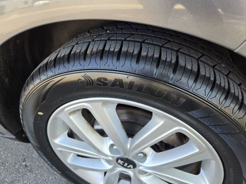 Used 2017 Kia Soul + FWD image 21