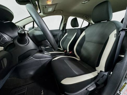 Used 2022 Nissan Versa SV FWD image 10