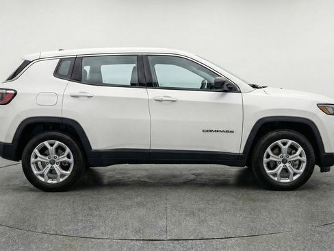Used 2025 Jeep Compass Latitude AWD/4WD image 11