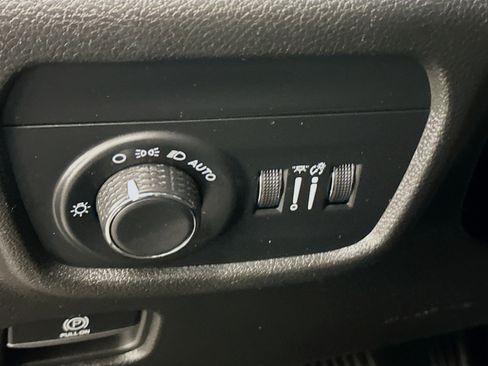 Used 2025 Jeep Grand Cherokee Altitude AWD/4WD image 17