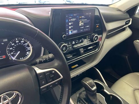 Used 2024 Toyota Highlander XLE FWD image 23