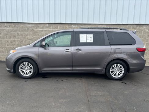 Used 2015 Toyota Sienna XLE w/ XLE Navigation Package image 5
