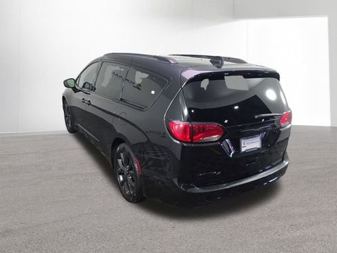 Used 2018 Chrysler Pacifica Touring-L Plus w/ Advanced Safetytec Group FWD image 40