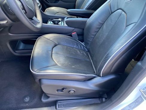 Used 2025 Chrysler Pacifica Limited FWD image 17
