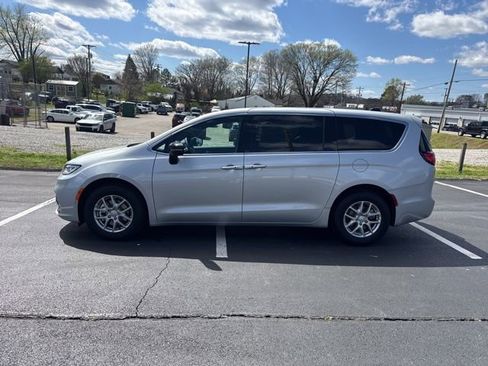 New 2026 Chrysler Pacifica Select image 4