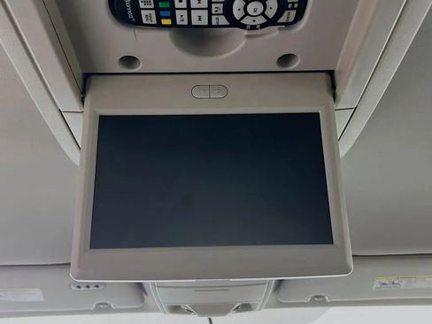 Used 2014 Chrysler Town & Country Touring image 24